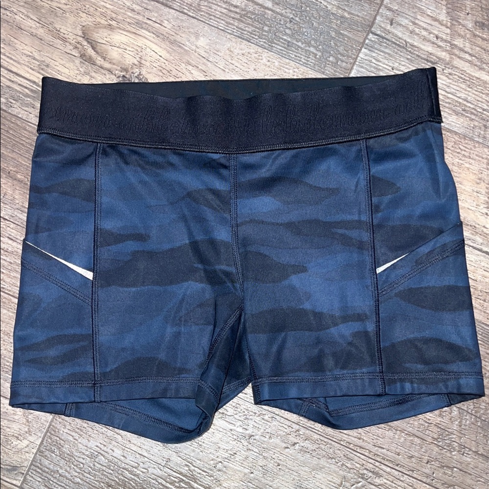 Lululemon What The Sport Short
Mini Coast Camo Deep Navy Black